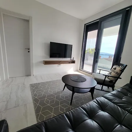 With Pool & Sea View Апартаменты *
