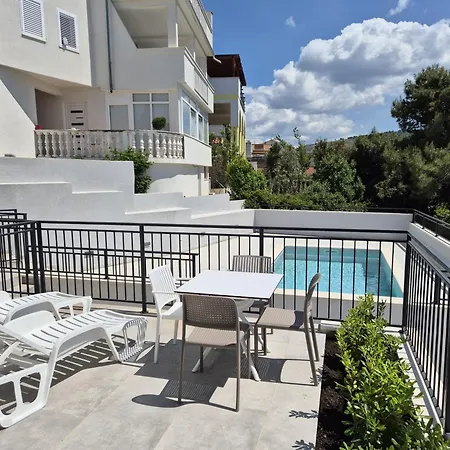 With Pool & Sea View Апартаменты Рогозница